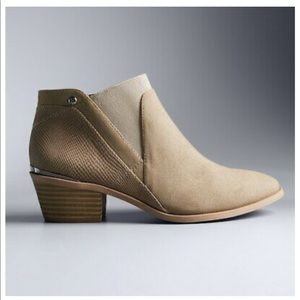 Vera Wang Skylark Ankle Boots. Size 7.5 wide